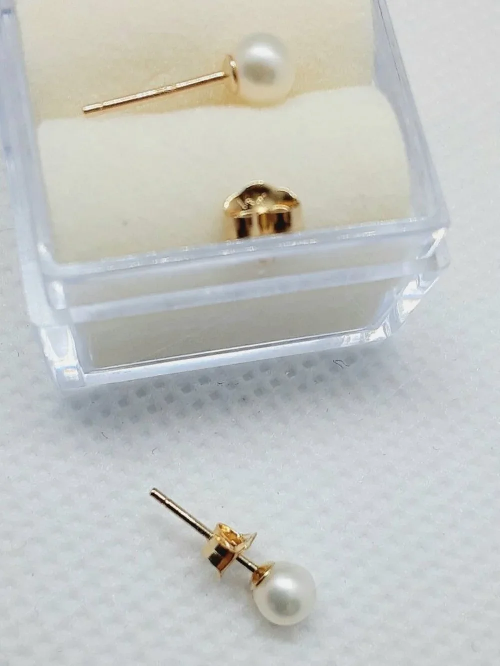 NEW minimalist 14kt yellow gold and pearl post earrings